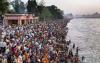 Burtynsky还带我们去印度，见证了地球上最大的朝圣之旅，有3500万人来到恒河中沐浴，以释放他们的罪恶——这是一种古老的精神信仰，在清洁的力量和神圣的水中。
