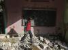 2017年11月9日，一名叙利亚男孩在被包围的叛军控制的城市——哈米里亚(Hamouria)的废墟中行走，此前一天，政府军在该地区发动了空袭。