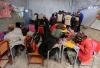 在叙利亚阿勒颇的Jibreen避难所，学生们坐在教室里。学生在这片刻的宁静中埋头自己的作业。