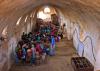 在叙利亚南部的一个被叛军控制的地区，这个谷仓已经被改造成一个临时学校，教师正在教授国内流离失所的儿童。学校缺少座位，促使许多孩子坐在石头上。