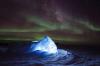 在南半球的冬天，南极光在一个似LED照明的奇幻圆顶上跳舞，给雪带来了美妙蓝色的色调。