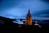 在位于南极洲的乔治岛(KingGeorgeIsland)上，圣三一教堂在俄罗斯别林斯高晋（Bellingshausen）车站旁，被灯光照亮，显得格外庄重。圣三一教堂是世界上最南端的东正教堂，也是即将到来的船只的灯塔。