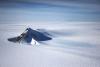 美国航空航天局(NASA)运营的一架“冰桥”(LceBridge)的一架飞机在南极洲上空飞行。在过去的8年里，美国国家航空航天局(NASA)的“冰桥行动”(Operation IceBridge)一直在研究极地冰是如何发展起来的。研究人员在融化季节开始的时候，在西南极洲上空飞行了12个小时的研究飞行。研究人员利用冰桥数据观察到，南极西部冰盖可能处于不可逆转的下降状态，直接导致海平面上升。