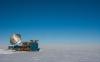 美国阿蒙森-斯科特南极站的南极望远镜是极地太空未知领域探索的代表，图为BICEP-3实验的所在地。两架望远镜都在利用宇宙大爆炸的余辉(称为宇宙微波背景)来研究宇宙的早期演化。