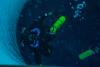 潜水员史蒂夫·鲁普(Steve Rupp)在海冰上的一个洞里测试新呼吸器。Rupp和其他潜水员正在测试在麦克默多海峡的寒冷水域中，各种各样的呼吸器如何工作。