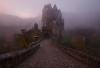 晨雾中埃尔茨城堡，蒙上一层神秘气氛。