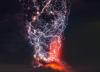 智利火山喷发的卡尔布科火山喷发出的闪电，景象恐怖而壮观。