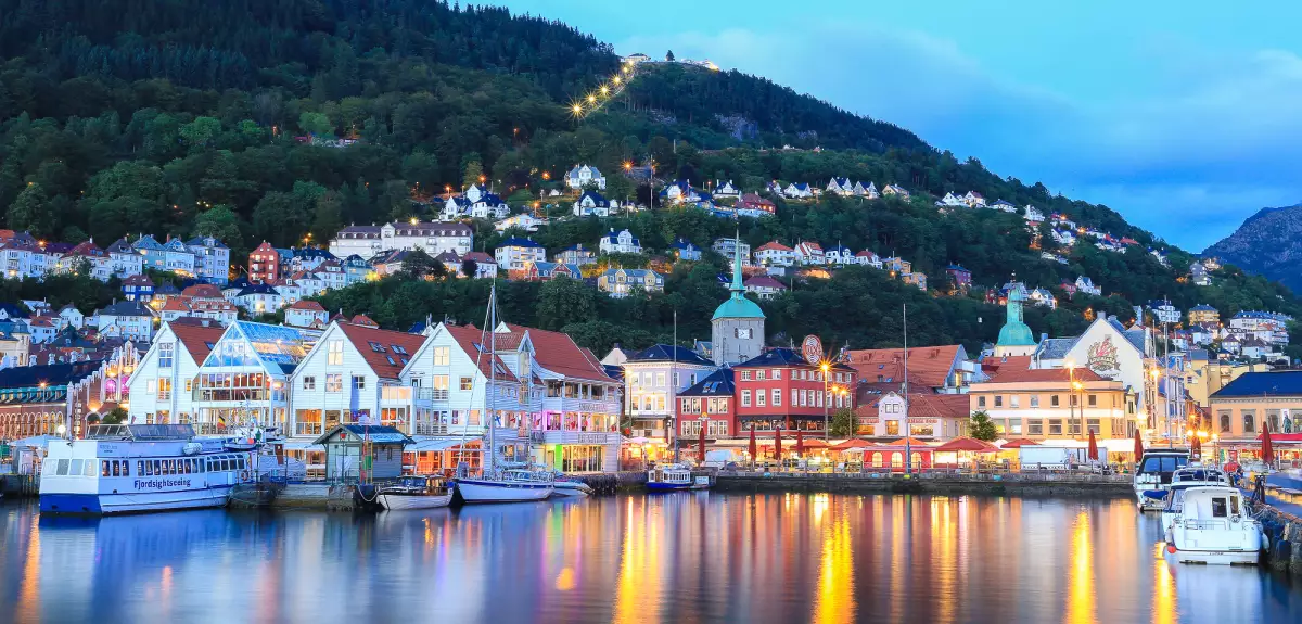 卑尔根是挪威第二大城市，依山傍海，风光明媚。卑尔根拥有900年多年历史，建于维京时代，甚至可能是更久远的年代。作为汉萨同盟的主要联络城市之一，在长达数百年的漫长岁月里，卑尔根一直连通挪威和欧洲其他地区，是繁华的贸易中心。布吕根（“汉萨码头”）是这段时期留下来的最为著名的遗迹，如今，昔日繁华的港口已被鳞次栉比的餐厅、酒吧、工艺品店和历史博物馆占据。