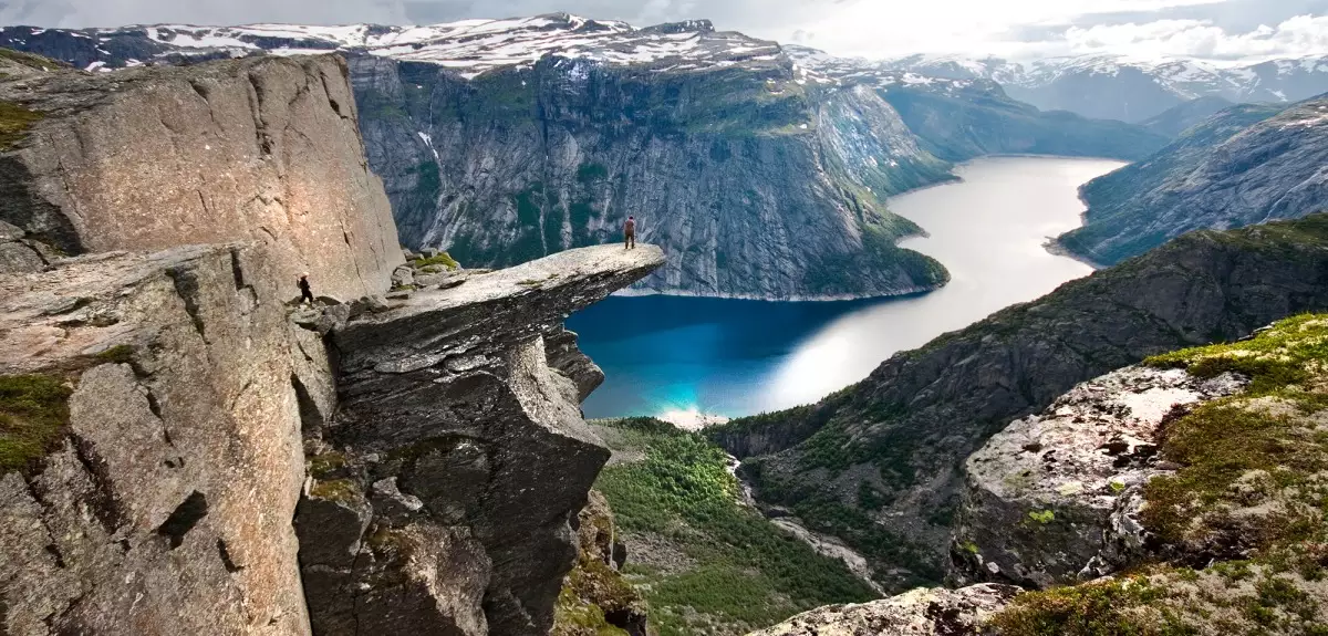 从哈当厄尔峡湾到福尔格冰川（Folgefonna）以及标志性的山妖舌（Trolltunga），哈当厄尔地区有着挪威最秀美壮丽的自然景致，并向游客展示着灿烂的挪威文化。山妖舌是挪威最令人惊叹的悬崖之一，《孤独星球》对其有此番评价：“挪威拥有别具一格的岩石平台，置身其上，既能饱览壮阔全景，又能拍出美如画的照片。这其中尤以山妖舌为佳。” 这块从山体中伸出的巨大岩石凌空于奥达（Odda）的Ringedalsvatnet湖面上方约700米，令人看后为之惊心。这里是备受世界各地游客青睐的徒步旅行目的地。但哈当厄尔峡湾不可思议的景点远不止这一个。哈当厄尔峡湾西起大西洋，东达哈当厄尔高原（Hardangervidda），是世界第四、挪威第二长的峡湾。虽然峡湾的景致给人以未加雕饰、桀骜不驯之感，但是这一带的基础设施非常完备，路径标记清晰，还有酒店和小屋供游客下榻住宿。