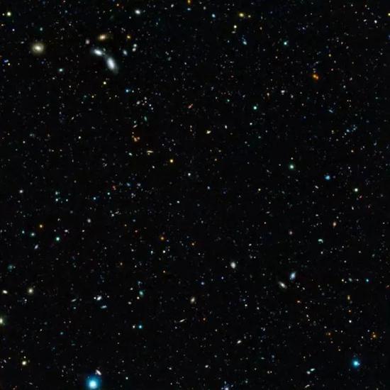人学网 宇宙探索 天地起源 欧南台的甚大望远镜和哈勃望远镜所拍摄的深空图
